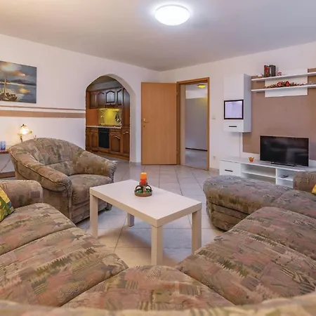 3 Bedroom Beautiful In Apartament Pavicini