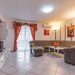 3 Bedroom Awesome In Apartman *