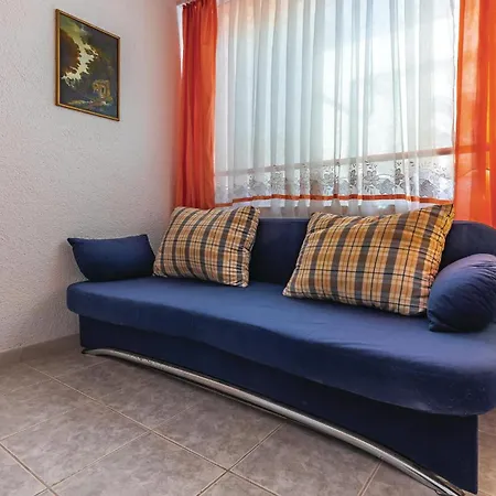 3 Bedroom Awesome In شقة Pavicini
