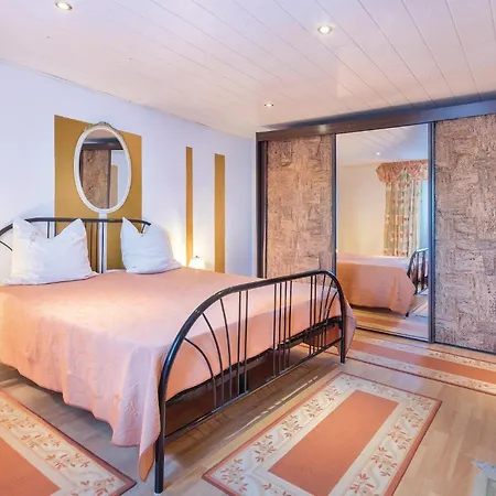 3 Bedroom Awesome In شقة Pavicini