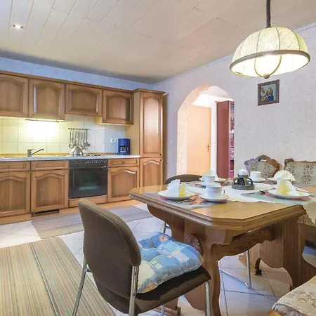 3 Bedroom Awesome In شقة Pavicini