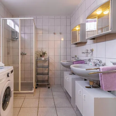 3 Bedroom Awesome In شقة Pavicini