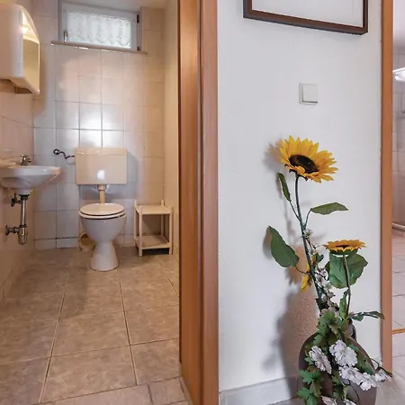 3 Bedroom Awesome In Apartment *