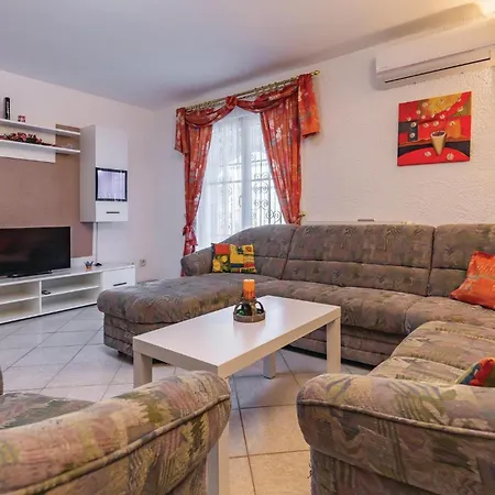 Apartment 3 Bedroom Awesome In *