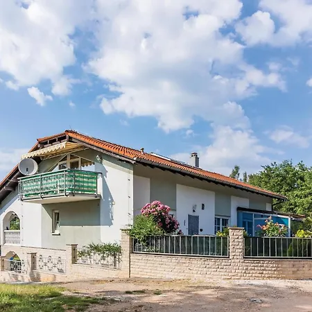 3 Bedroom Awesome In Apartman Pavicini