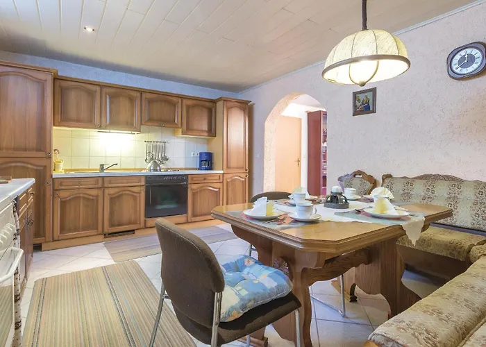 3 Bedroom Awesome In Apartman Pavicini