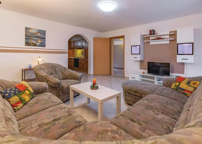 3 Bedroom Awesome In Apartman Pavicini