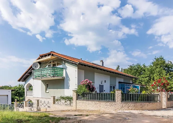 3 Bedroom Awesome In Apartman Pavicini